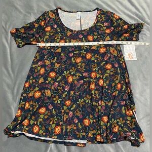 CLOSET CLEAR OUT ON ALL LULAROE MAKE AN OFFER BUNDLE NWT XS STRETCHY FLORAL TOP!